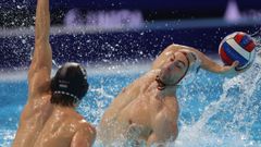 Bernat Sanahuja lanzando ante un defensor h�ngaro