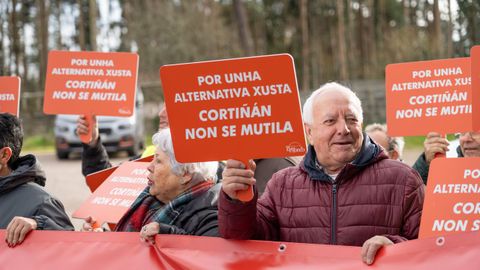 Vecinos de Corti��n, en la protesta contra la supresi�n del baip�s.