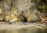 Neum�ticos abandonados en una de las calas de la r�a viveirense. 