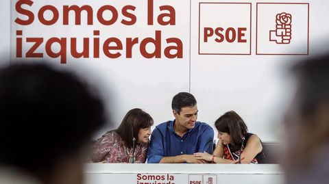 El secretario general del PSOE, Pedro Snchez,c., conversa con la presidenta del partido,Cristina Narbona,iz., y la vicesecretaria general, Adriana Lastra,d., durante la reunin de la nueva Ejecutiva Federal del PSOE