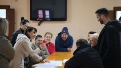 La alcaldesa de Barreiros, Ana Ermida, y el diputado Daniel Garca, con vecinos de Vilamartn