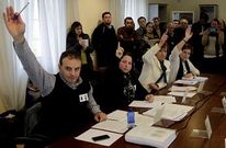 Ediles de Cesuras votando en contra de la fusi�n con Oza en el pleno de la semana pasada.