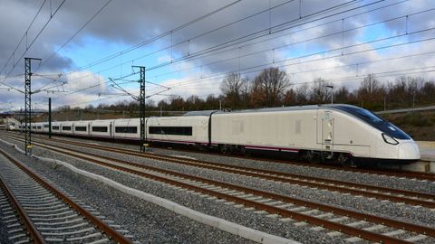 Tren de alta velocidad Avril, que est� realizando las pruebas de homologaci�n. El retraso en la entrega de los convoyes de ancho variable pone dif�cil alcanzar en una primera fase los tiempos de viaje comprometidos