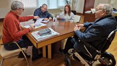 El alcalde, el p�rroco, la edila de Benestar y el director de C�ritas, en la firma