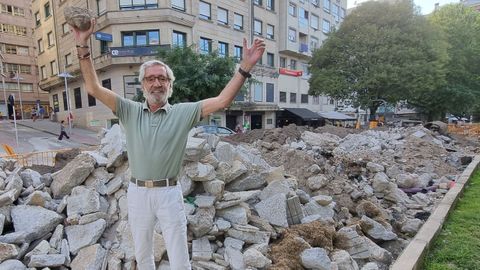 Manuel Taboada, melidense de nacimiento y pontevedrs de adopcin, gan este ao por cuarta vez el Campionato Galego de Tirapedras de Melide. Su tirachinas se rompi en el concurso y, mientras busca otro, se lo toma con humor y no le importa cambiar de disciplina.