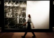 Una empleada de Sotheby?s pasa ante �Silver Car Crash�, de Warhol.