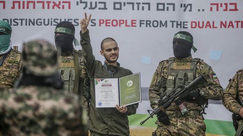 Omer Wenkert con miembros de Hams, durante su liberacin el pasado 22 de febrero.