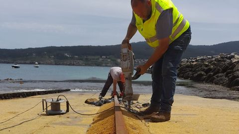 Portos repara la rampa de bajada del puerto de Laxe 