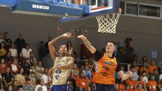 Dino Radoncic, durante el primer partido de pretemporada del Leyma ante el Obradoiro en Vilagarc�a.