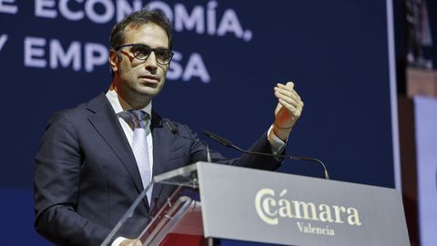El ministro de Economía Carlos Cuerpo pronuncia su discurso durante la celebración de la Noche de la Economía valenciana.