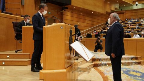 Serrano (a la derecha) en su toma de posesión como senador