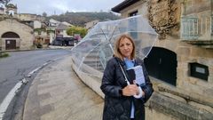 Lisi, con su libro, frente al bar Alborada de Vern