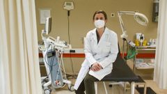 En la imagen, la facultativa Iria Castieiras, una de las tres dermatlogas que atiende la consulta monogrfica de psoriasis en el Hospital Naval