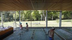 Ba�istas en una de las piscinas termales del balneario de Partovia.