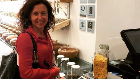Noe Álvarez hace la compra a granel en Fermín de Pas, en Oviedo