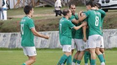 O equipo burelense festexa un gol fronte a O Val.
