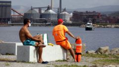El mi�rcoles, cuando apareci� la mancha, una lancha de la Guardia Civil acudi� a la playa de Lago