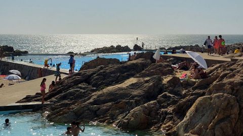 Las rocas son los recipientes del agua de las piscinas, una con menos profundidad para los ni�os, y otra es posiblemente la primera �infinity�, en una simbiosis con la naturaleza.