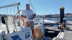 Pombar, en el C�mping R�a de Arosa, con el trofeo de vencedor de la regata.