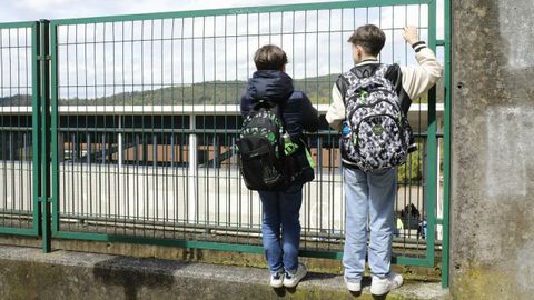 Alumnos ante el colegio público Pío XII, en Santiago
