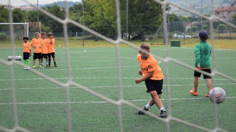 El Campus Sporty disfruta de Allariz.Las actividades ldicas y deportivas animan los quince das de actividad en el cmping y la ciudad deportiva de O Seixo