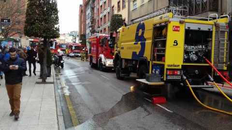 Los bomberos extinguen el incendio del almacéndel bazar chino Mao, en la avenida Pumarín, de Oviedo.Los bomberos extinguen el incendio del almacéndel bazar chino Mao, en la avenida Pumarín, de Oviedo