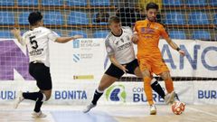 Nando, ante dos jugadores del Ceut�