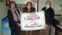 La encargada del Bar Centro, de Matodoso; la responsable de Loter�as en Lugo, y el padre de la encargada del bar, de izquierda a derecha