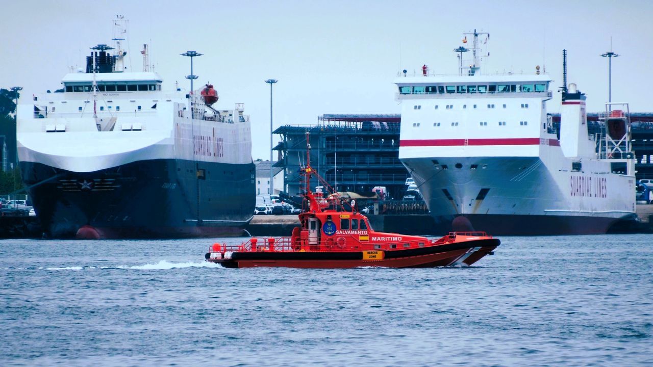 Dos heridos por el choque de dos lanchas en el puerto de Baiona