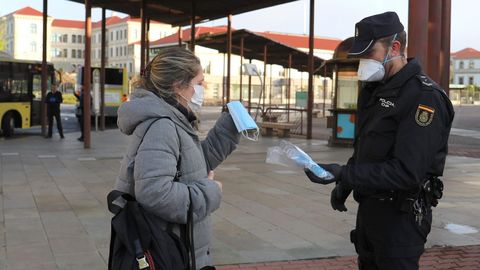 Reparto de mascarillas en la estacin de autobuses de Santiago