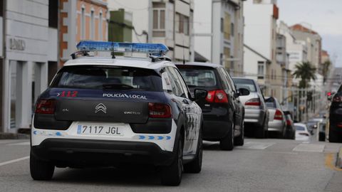 Coche de la Polica Local de Burela, patrullando en Arcadio Pardias