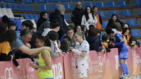 Cami, Jozi y Dany firmando aut�grafos y sac�ndose fotos tras el partido del s�bado en Vista Alegre ante el cuadro burelense. 