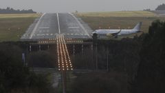Una aeronave de Vueling entra a una de las pistas del aeropuerto de Santiago-Rosal&iacute;a de Castro