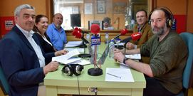Alfredo Ca�izo (AIM), Isabel Loureiro (PSOE), Francisco Quiroga (Son D?Aqu�), Eduardo Parga (PP) y Paco Souto (BNG), ayer en Radio Voz. 