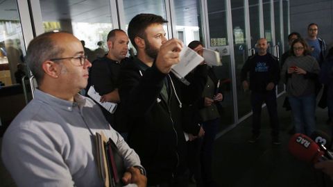 El primer teniente de alcalde de Badalona, Oriol Llad�, y el tercer teniente de alcalde, Josep T�llez, rompen la resoluci�n de un juzgado barcelon�s contra su voluntad de abrir las dependencias municipales en el D�a de la Hispanidad