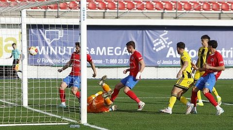 Puime y Labrada se adelantaron en el rechace de Narv�ez en la jugada del primer gol ourensanista