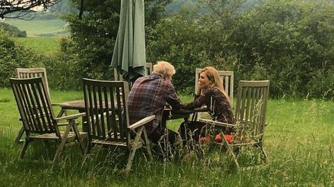 Boris Johnson y su novia, Carrie Symonds, en una id�lica imagen difundida por la prensa brit�nica