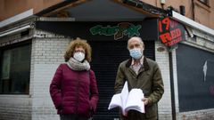 Vecinos del Orz�n con las quejas interpuestas por no poder dormir ante el Concello de A Coru�a