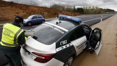 Un agente de la Guardia Civil prepara un veloc�metro durante un control m�vil entre O Incio y B�veda, en una imagen de archivo. 