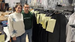 Marta Ib�n y H�ctor Abad, en la tienda de alquiler de trajes Miha