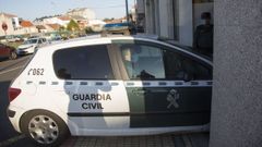 Imagen de archivo de un coche patrulla accediendo al interior de los juzgados de Carballo.
