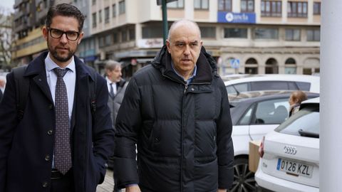 Manuel Reija, el lotero de San Agust�n, en compa��a de su abogado, antes de entrar al juicio de la primitiva millonaria en la Audiencia Provincial de A Coru�a
