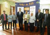 El alcalde y el edil de Turismo con los patrocinadores de la fiesta.