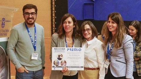 Ins Seoane y Beatriz Cancho, recogiendo el premio de las jornadas de investigacin biomdica.