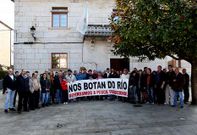 Unas 150 personas apoyaron la concentraci�n de la Plataforma en Defensa del r�o Mi�o.