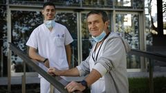 Carlos Bast�n, celador que ha conseguido plaza en el Hospital de Oza (Chuac), con el encargado de turno, Manuel Mosquera