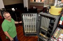 Barrionuevo muestra la m�quina de tabaco de su local que qued� completamente vac�a.