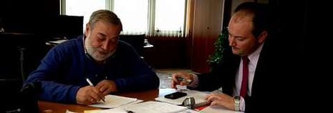 Julio Sacrist�n y Jos� Ram�n Rioboo, durante su primera reuni�n de trabajo en el Concello tras la firma del acuerdo en la sede del PSOE.