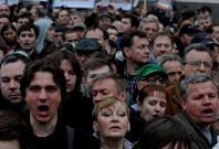 <span lang= es-es >Los rusos retoman las protestas en Mosc�</span>. Decenas de miles de personas respondieron ayer en la capital rusa a la llamada realizada por la oposici�n a Putin para reanudar el movimiento de protesta que puso en jaque al Kremlin la primavera pasada.