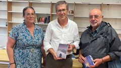 El concejal de Cultura de Xinzo, en el centro, posa con uno de los ejemplares donados a la biblioteca municipal.